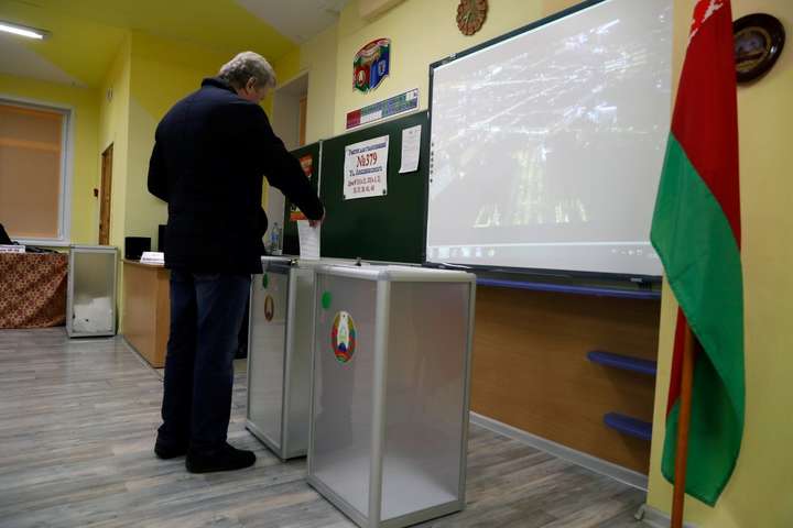 Спостерігачі зафіксували сотні порушень під час виборів у Білорусі