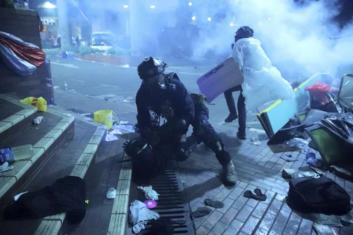 Поліція Гонконгу штурмувала університет, в якому забарикадувалися студенти