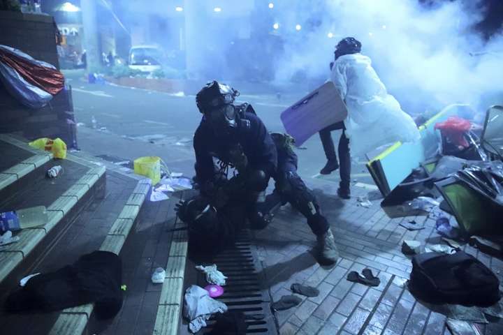 <p>Штурм тривав всю ніч</p> - Поліція Гонконгу штурмувала університет, в якому забарикадувалися студенти