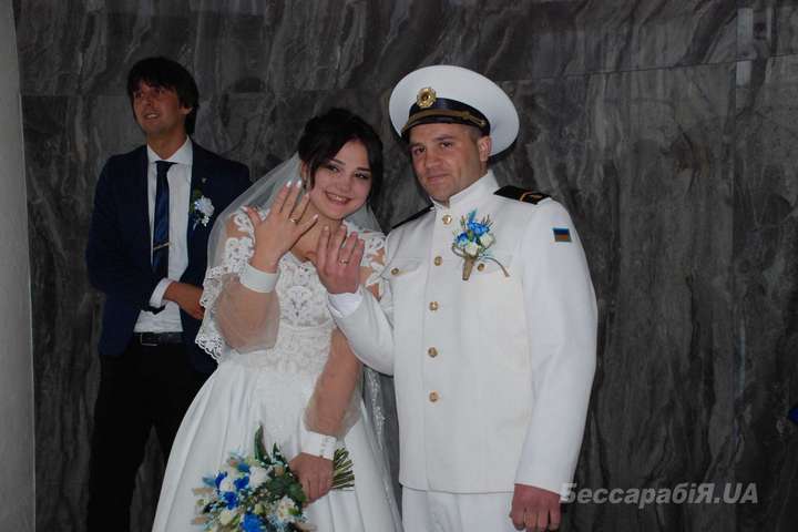 Звільнений з полону РФ український моряк одружився на Одещині