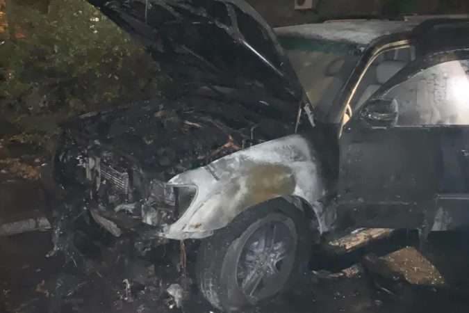 У Києві спалили авто відомого громадського активіста (відео)