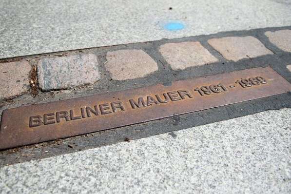 Хто зруйнував Берлінський мур?