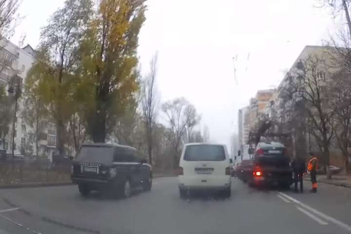 На бульварі Лесі Українки масова евакуація автомобілів (відео)