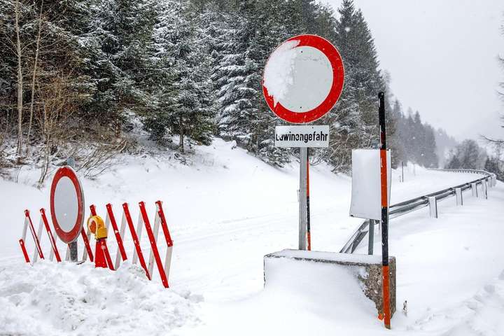 В Австрії через сильні снігопади закрили школи 