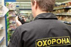 В Киеве трое пьяных молодых людей избили до потери сознания охранника магазина