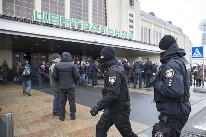 Невідомий знову «замінував» Центральний залізничний вокзал Києва