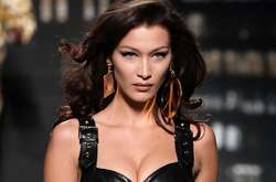 По словам модели, она «не чувствовала себя сильной», участвуя в этих шоу. Первым бельевым показом, в рамках которого Хадид смогла почувствовать себя комфортно, стало шоу бренда Рианны