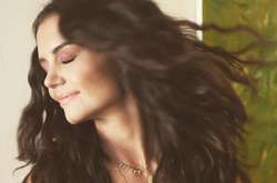  В Instagram она заходит исключительно по работе 
 instagram.com/katieholmes212/ 