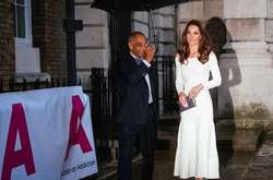 Куда смотрит принц Уильям: Кейт Миддлтон вышла в свет в платье с обнаженной спиной