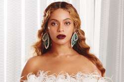 Бейонсе похвасталась точеной фигурой в прозрачном платье-ночнушке