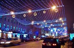 У Києві вже встановлюють новорічну ілюмінацію: які вулиці і коли засяють (фото)