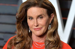 70-летний отец-трансгендер Кайли Дженнер в бикини принял душ в джунглях