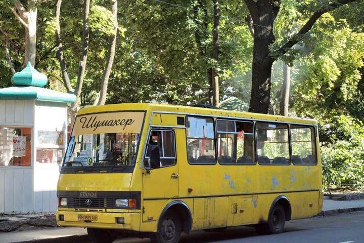 В Одесі пасажирка випала з маршрутки і отримала важкі травми