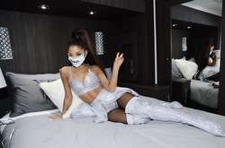  Певица испытывает боли, когда поет 
 Фото: instagram.com/arianagrande/ 
  