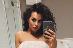 Настя Каменских в прозрачном наряде засветила длинные ноги и пышную грудь