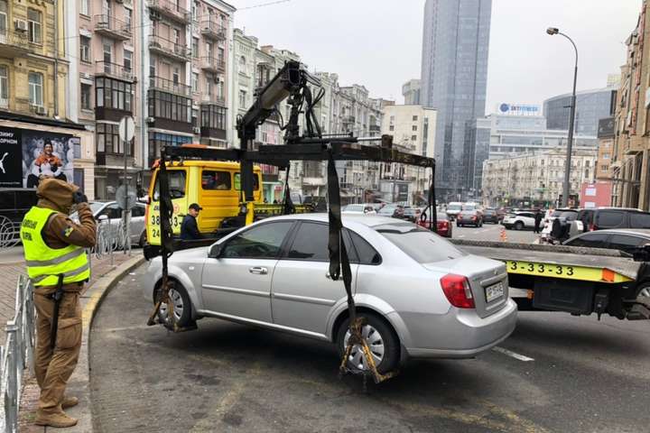 Наводити лад з паркуванням у Києві почали з центральної частини міста - Кличко показав, що у Києві роблять з автохамами (фото, відео)