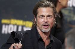  По словам очевидцев, Питт не выпускал руку спутницы и непрерывно с ней беседовал. 
  