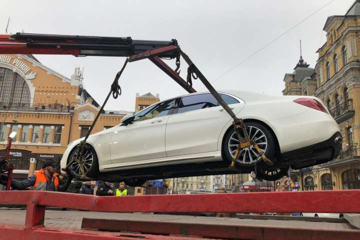 Евакуація автомобіля порушника у центрі Києва - Евакуація автомобілів: за добу пів сотні машин потрапляють на штрафмайданчики