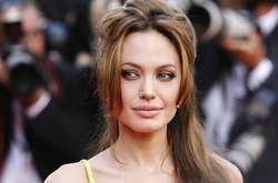 Несмотря на пугающие диагнозы и постоянные обследования, Анджелина продолжает сниматься в самом кассовом кино