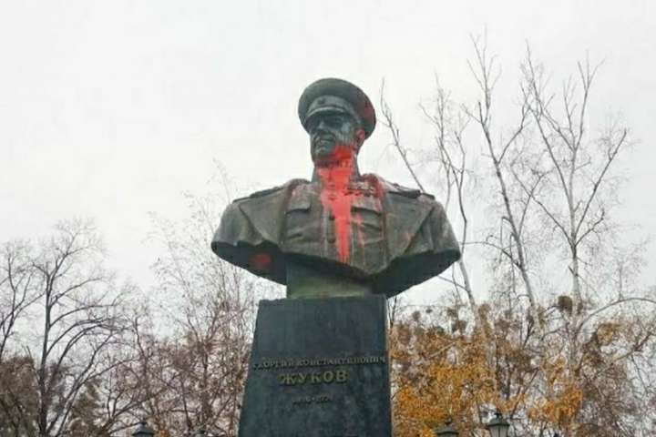 У Харкові пам’ятник Жукову облили фарбою. У поліцію ніхто не скаржився 