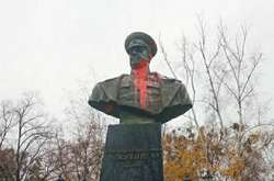 У Харкові пам’ятник Жукову облили фарбою. У поліцію ніхто не скаржився 