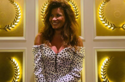 Жена Монатика восхитила сеть соблазнительной фигурой в мини