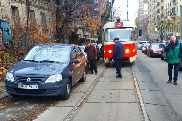 Автохам заблокував рух трамваїв у Києві (фото)