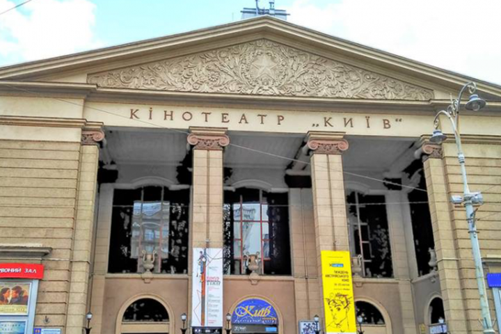 Руйнація, пліснява на стелі: кінотеатр «Київ» знаходиться в аварійному стані (відео)