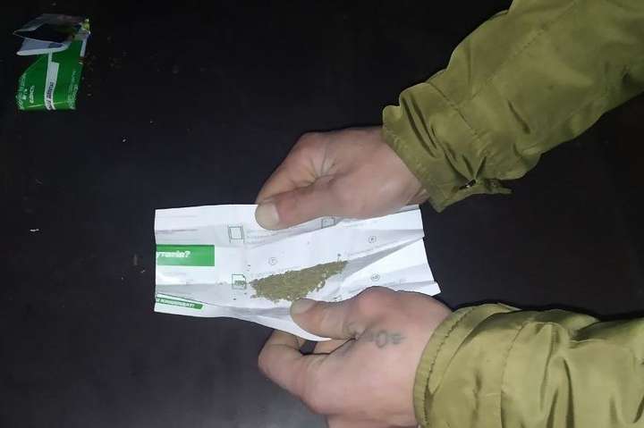 На Київщині поліція знайшла у водія-порушника наркотики (фото)
