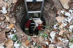 Одеські рятувальники діставали котика з каналізаційного люка