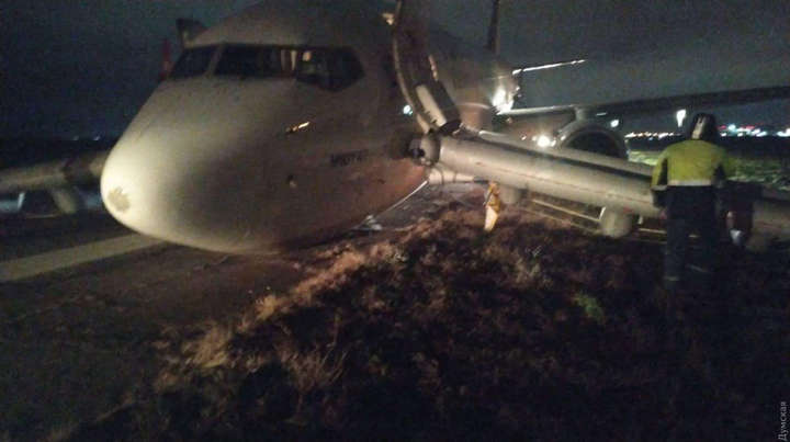 Аварійна посадка літака: в Одесі аеропорт призупинив роботу
