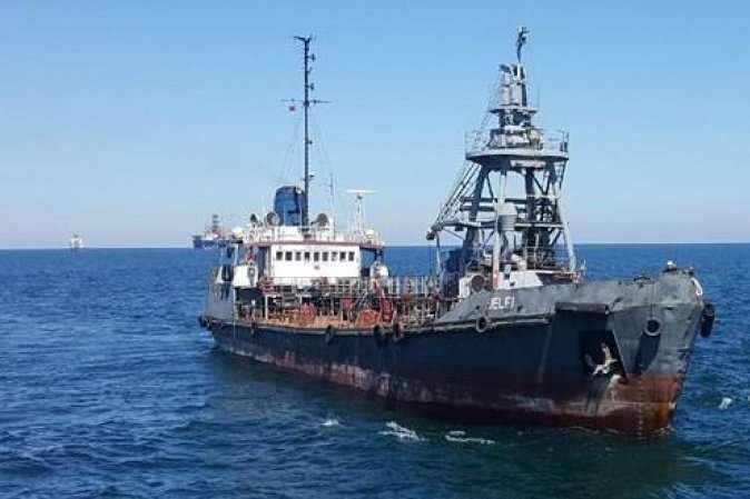 В Одеській затоці терпить лихо танкер