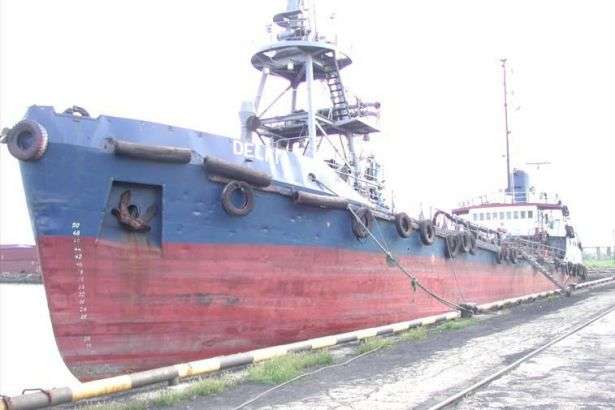 Зірваний з якоря танкер Delfi сів на мілину в кілометрі від одеського берега