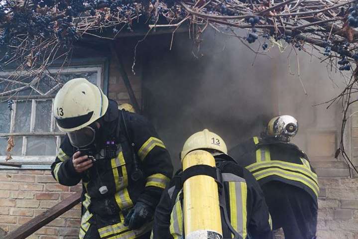 На Троєщині палав приватний будинок: є постраждалий (фото)