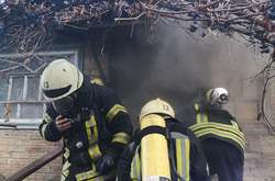 На Троєщині палав приватний будинок: є постраждалий (фото)