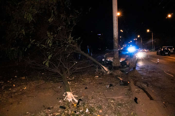 У Києві автомобіль таксі збив дерево і влетів у стовп (фото, відео)