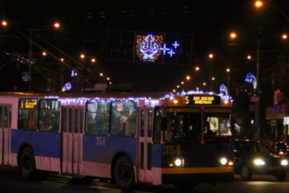 Вінничанин пропонує не прикрашати трамваї та тролейбуси святковими гірляндами