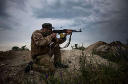 Доба на Донбасі: троє українських військових поранено