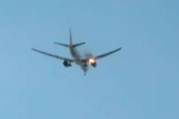 В небе над Лос-Анджелесом загорелся самолет: видео