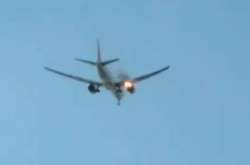 В небе над Лос-Анджелесом загорелся самолет: видео