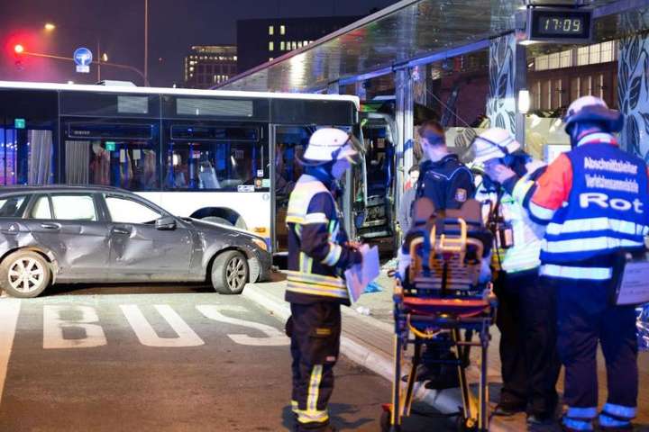 В Германии автобус протаранил шесть автомобилей