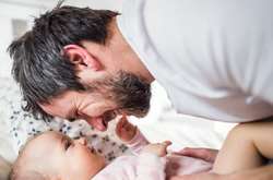 І хоча сучасні батьки проводять із дітьми більше часу, ніж чоловіки минулих поколінь, учені вважають, що татусі все ж таки недостатньо залучені до виховання своїх чад