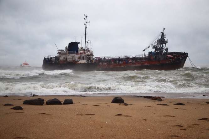 Власник викинутого на мілину танкера не дозволяє екіпажу евакуюватися