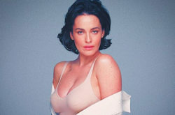 Даша Астафьева показала новые фото с Исландии