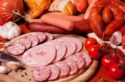 Девушка сделала татуировку с колбасой (фото)