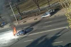 На Повітрофлотському проспекті на ходу загорілося таксі (фото, відео)
