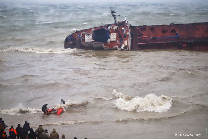 С тонущего у берегов Одессы танкера спасли всех членов экипажа (фоторепортаж)