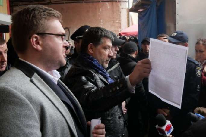 В Івано-Франківську рейдери захопили міський ринок. Поліція не втручається - ЗМІ