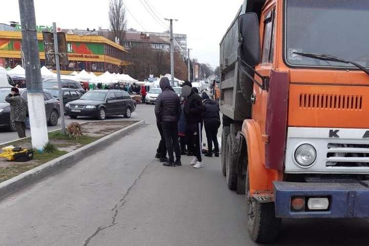На Київщині жінка загинула під колесами вантажівки
