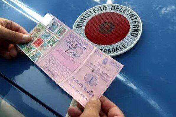 Італійка 50 років водила машину без прав
